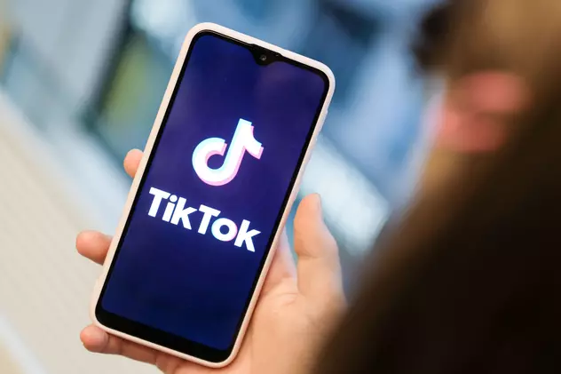 TikTok încearcă să elimine distribuirea unui clip cu un om care se sinucide. ”Fiica mea este în stare de șoc”