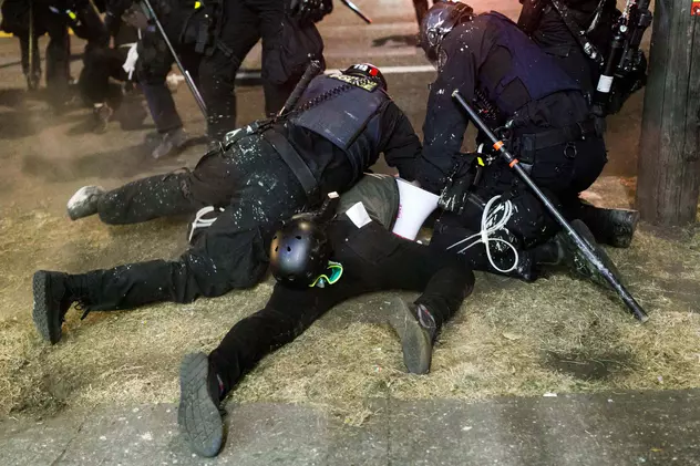 Confruntări între forțele de ordine și protestatari în Portland. Foto Hepta