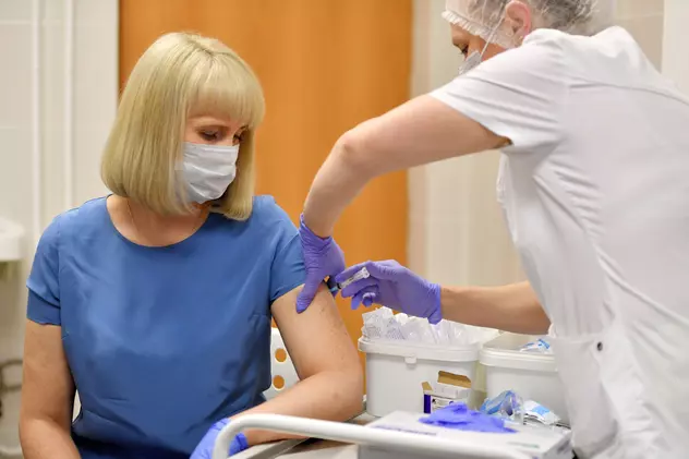 O voluntară este vaccinată la o clinică din Moscova cu primul vaccin lansat împotriva COVID-19. Foto Hepta