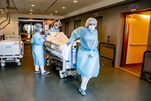 Autorităţile din România nu spun câţi morţi COVID-19 au luat infecţia din spital, deși recunosc 44 de focare de coronavirus în unităţi medicale, doar în ultima săptămână