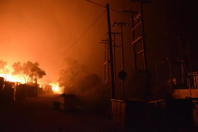 VIDEO |  Incendiu puternic la cea mai mare tabără de refugiați din Grecia. Mii de oameni au fost evacuați