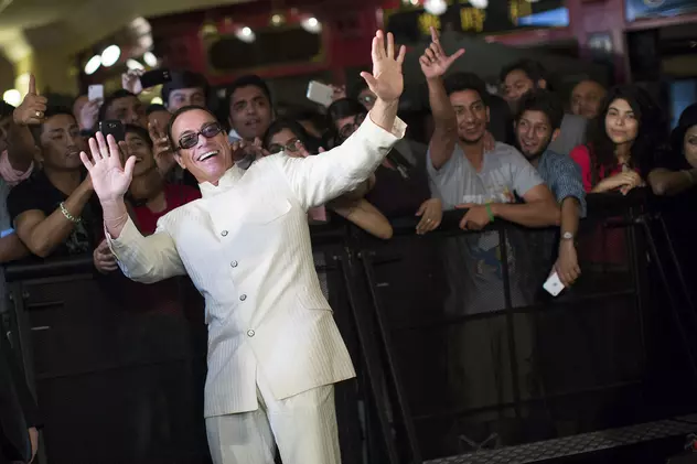 VIDEO | Imagini de senzație cu Jean-Claude Van Damme. Actorul a dansat într-o parcare, într-un videoclip regizat de fiica sa