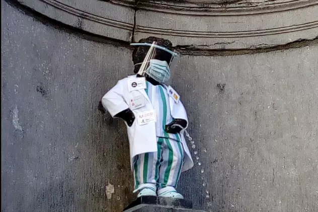 Faimoasa statuie Manneken Pis a fost îmbrăcată în medic, în semn de omagiu pe lucrătorii din sistemul sanitar din Belgia FOTO: twitter
