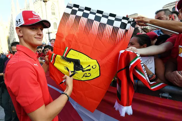 Mick Schumacher va pilota monopostul Ferrari al tatălui său, pe circuitul de la Mugello