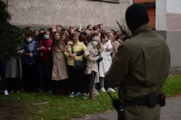Protestatarele încearcă să reziste intervenției forțelor de ordine la Minsk FOTO: EPA