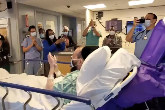 Personalul spitalului din New York a cântat și a dansat pentru un pacient cu COVID-19, care a părăsit terapia intensivă după 158 de zile FOTO: mottiseligson/Twitter