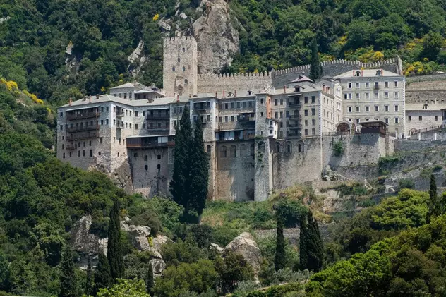 Opt călugări de pe Muntele Athos, infectați cu noul coronavirus. Unul a fost spitalizat în stare gravă