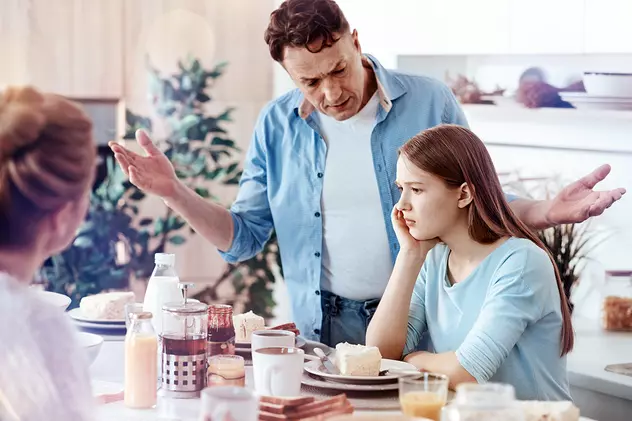 IN A RELATIONSHIP | Întrebarea adolescenților: “Cum să rezist să stau în casă cu niște părinți cu care nu mă înțeleg?”