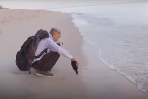 VIDEO | Bătrânul și marea. Un bărbat de 74 de ani a strâns mii de sticle aduse de valuri și a deschis un muzeu impresionant