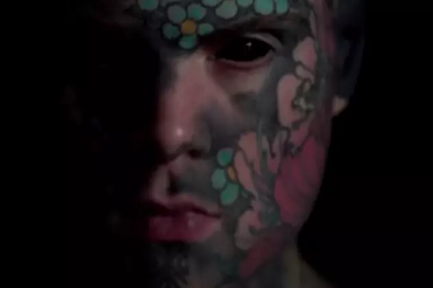 VIDEO | Un francez spune că tatuajele l-au costat slujba la grădiniță. Părinții au reclamat că acesta le sperie copilul﻿