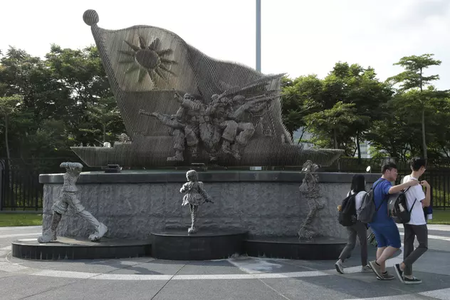 Taiwanul, stat model în pandemie, îngheață salariile bugetarilor în 2021. Monument din Taipei, care prezintă armata chineză
