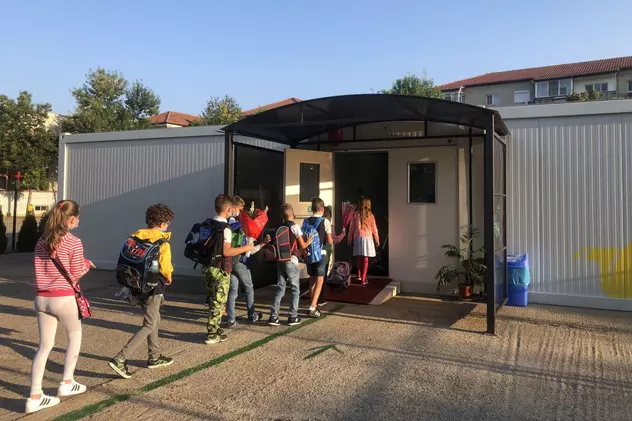 La unele școli din Timișoara, elevii învață și săli amenajate în containere FOTO: Libertatea