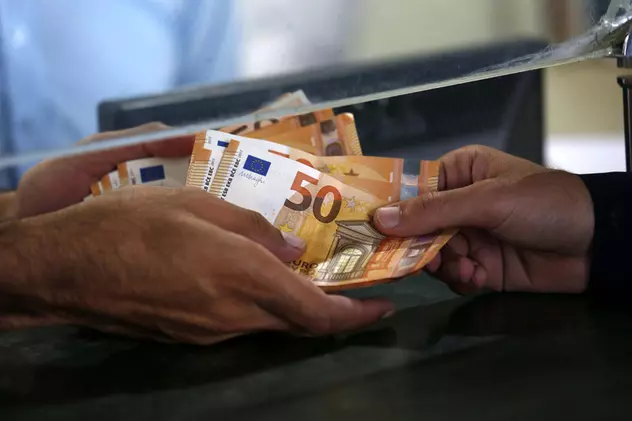 Ce a pățit un sibian după ce a primit, din greșeală, 5.000 de euro de la o bancă din centrul orașului