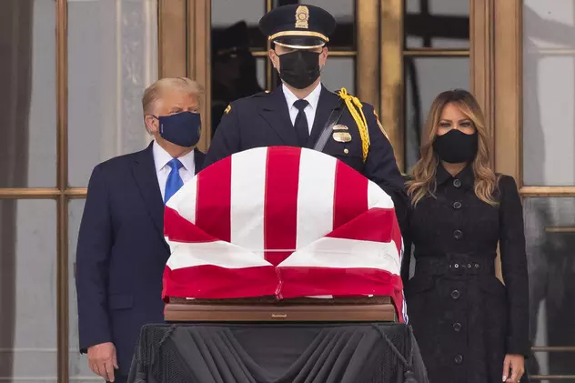 Donald Trump, huiduit la Curtea Supremă, unde a mers să-i aducă un ultim omagiu judecătoarei Ginsburg