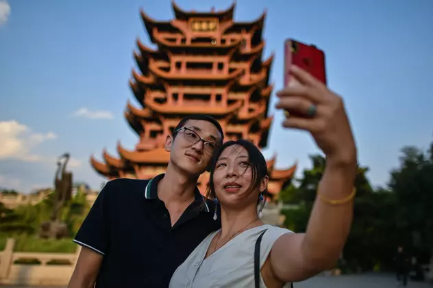 Un cuplu de turiști își face un selfie în Wuhan FOTO: Profimedia