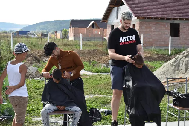 Într-o comună săsească din Sibiu, uitată de lume, un tânăr frizer și ucenicii săi tund gratis copiii nevoiași din împrejurimi: "Mi-am dorit să-i ajut cumva"