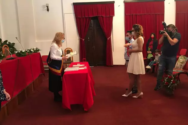Primarul Elena Lasconi a oficiat prima căsătorie: Am avut emoții la fel ca mirii