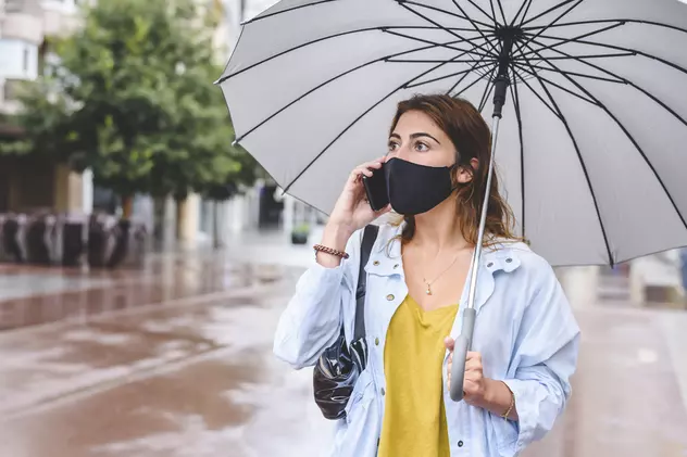 Vin ploile: masca de față nu trebuie purtată udă. Dacă se umezește, devine aproape inutilă. Ce putem face?