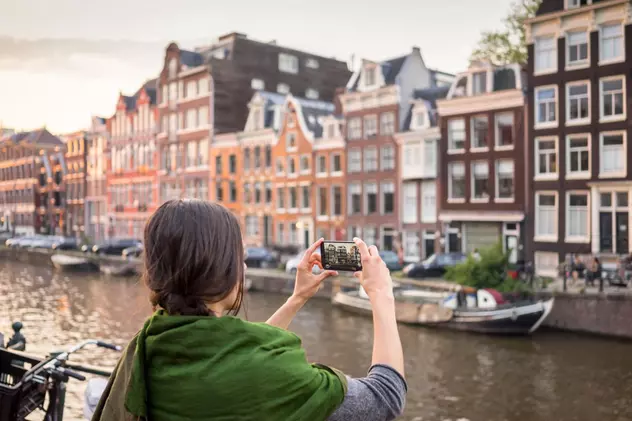 Amsterdam și Helsinki explică cum folosesc Inteligența Artificială în decizii care afectează direct viața locuitorilor: “Algoritmii joacă un rol tot mai important în viețile noastre”