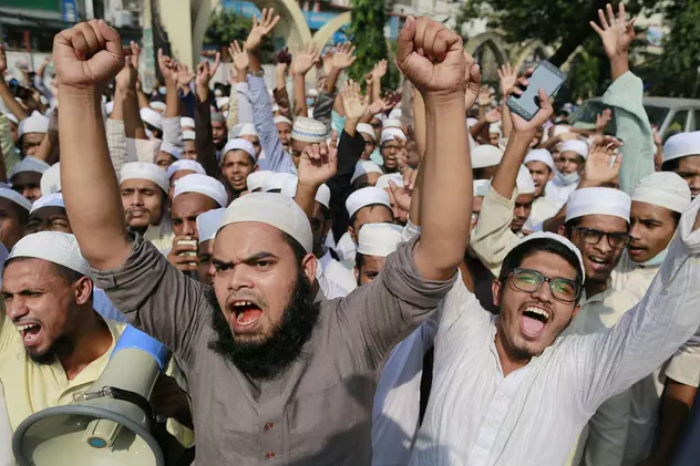 Un bărbat din Bangladesh a fost incendiat de o mulțime furioasă, pentru că ar fi arătat lipsă de respect față de Coran