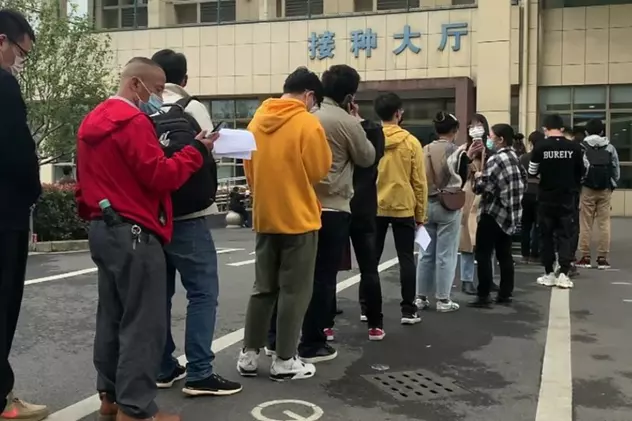 Sute de persoane au stat la coadă într-un oraș din China pentru a primi un vaccin experimental anti-COVID