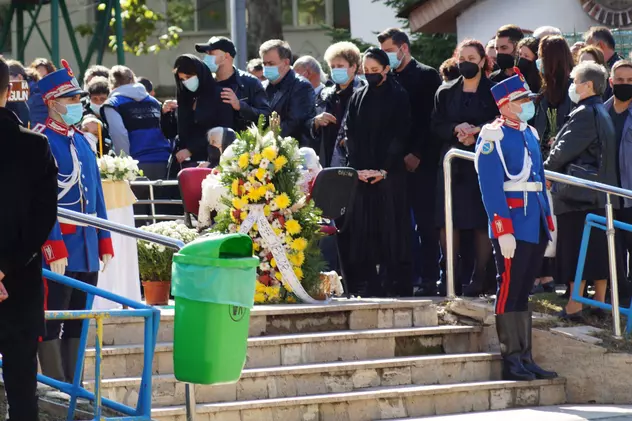 Sute de persoane au participat la înmormântarea fostului primar din Călăraşi Daniel Drăgulin, răpus de COVID-19