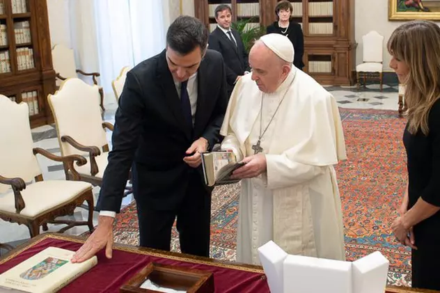 FOTO | Papa Francisc, din nou fără mască în cadrul unei întâlniri cu premierul spaniol. Nici Pedro Sanchez nu a purtat-o