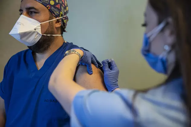O veste bună în lupta cu pandemia: Compania americană Moderna anunță că vaccinul său anti-COVID are o eficiență de aproape 95%