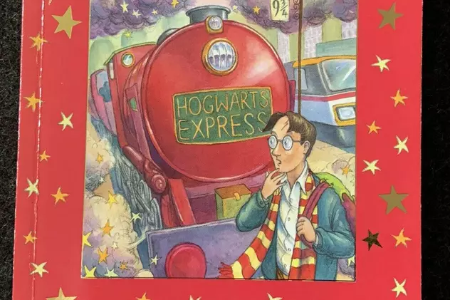 Un britanic a dat lovitura: a vândut cu 66.000 de euro un volum din seria ”Harry Potter”, cumpărat în 1997