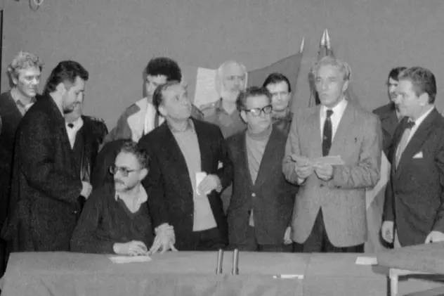 Ion Iliescu si Gelu Voican Voiculescu (in spatele lui), la TVR, in timpul Revolutiei din 1989. Foto: Agerpres