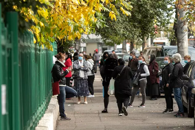 Părinții îi așteaptă pe copii în fața unei școli din cartierul Colentina, Sectorul 2. Foto: Vlad Chirea