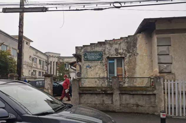 Fotografia care arată starea deplorabilă a sistemului de sănătate românesc: sediul IML Craiova se prăbușește. Directoarea: “De 5 ani se promite o renovare”