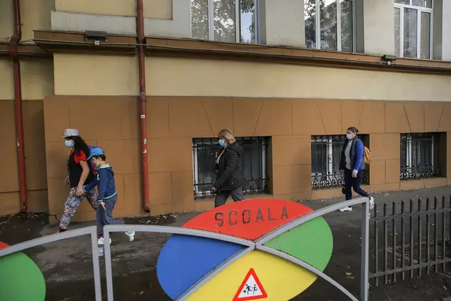 Alte 17 școli din București intră de luni în scenariul roșu, a decis Comitetul pentru Situații de Urgență
