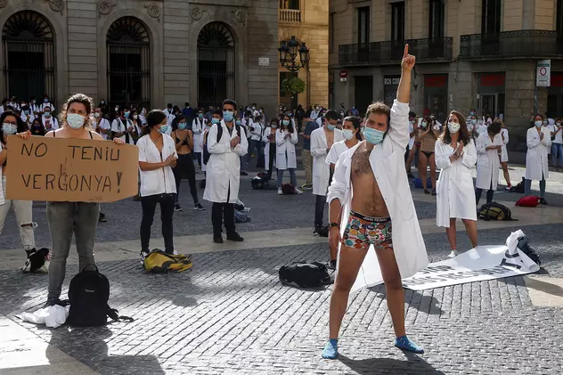 VIDEO | Medicii rezidenții din Barcelona au protestat în lenjerie intimă în stradă. Care sunt nemulțumirile