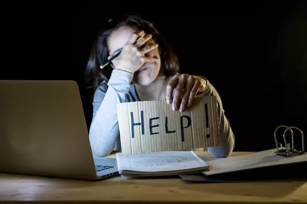 Experți români în inteligență artificială analizează comportamentul uman pe net. Depresia ar putea fi detectată prin analizarea postărilor pe Facebook
