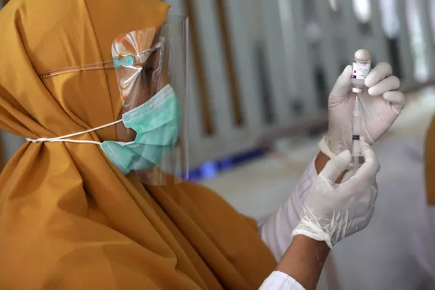 Marea Britanie a început testarea vaccinurilor anti-COVID-19 pe oamenii care acceptă voluntar să se infecteze cu virusul