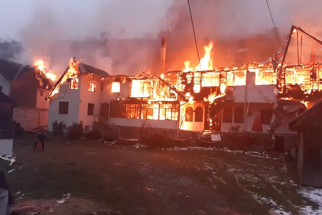 VIDEO | Trei pensiuni, mistuite de flăcări în Moieciu de Sus. Incendiul a fost stins după 3 ore