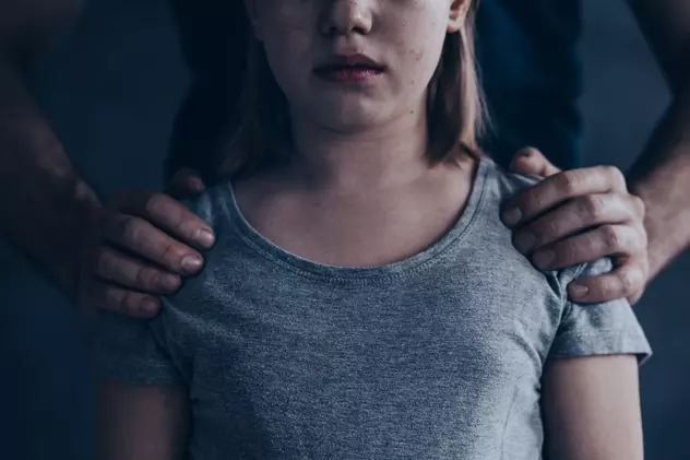 Violată de tatăl ei la 13 ani, a născut un copil. „Să taci, că facem familia de ruşine“. Ce se întâmplă cu bărbatul