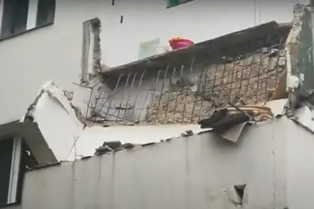 VIDEO | Un balcon s-a prăbușit de la etajul 3 al unui bloc din Vaslui