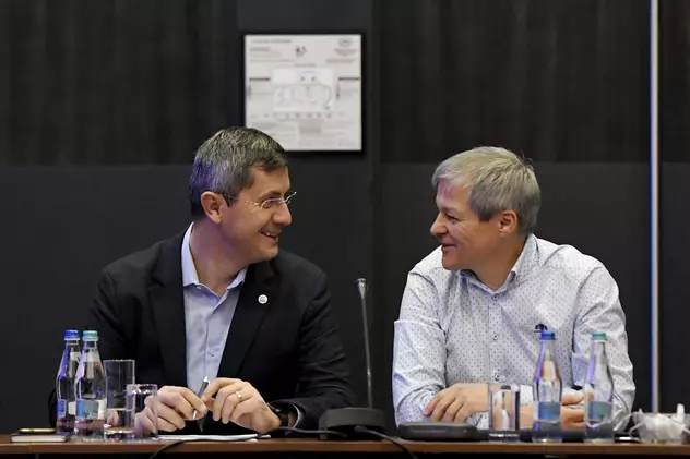 Dacian Cioloș amenință cu demisia de la șefia USR, dacă programul său nu e aprobat. Reacția lui Dan Barna