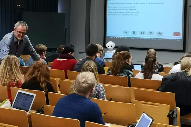 Profesorul din Germania care are un robot pe post de asistent universitar: „Educația viitorului va fi mereu dublată de școala față în față”