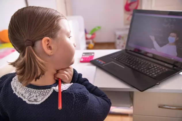 VIDEO Jurnalul unei învățătoare dintr-o zonă defavorizată: „Cu o fetiță încerc în fiecare zi să mă conectez online. Eu vorbesc acum, ea mă aude peste trei minute”