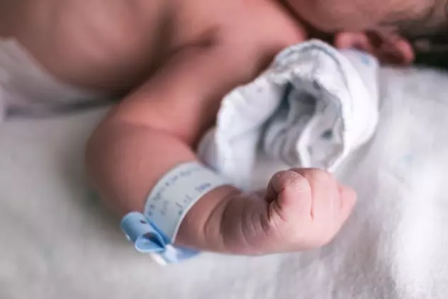 A murit bebelușul de şase săptămâni care ajunsese în stare gravă la spital, după botez