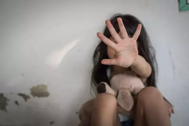 VIDEO În cea mai săracă așezare din România, părinții au reacționat când fetiţa lor de 10 ani a fost violată și a primit două gume de mestecat ca să tacă