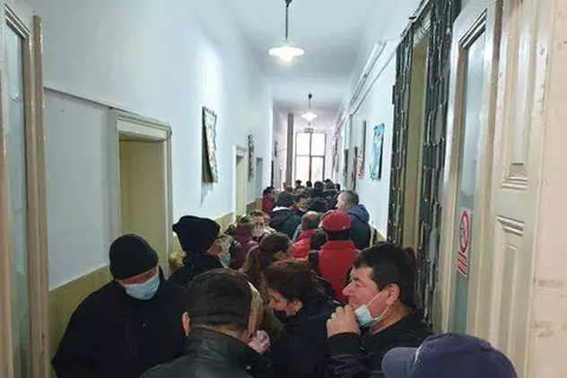 Cum arată „distanțarea” într-un oficiu pentru șomaj din Bihor. „Toți am fost chemați la 9.00 și ne-am îmbulzit pe acel coridor”