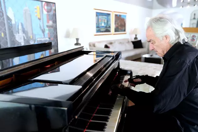 VIDEO | Un pianist care nu își mai putea folosi mâinile de 25 ani a cântat din nou graţie unei perechi de mănuşi bionice