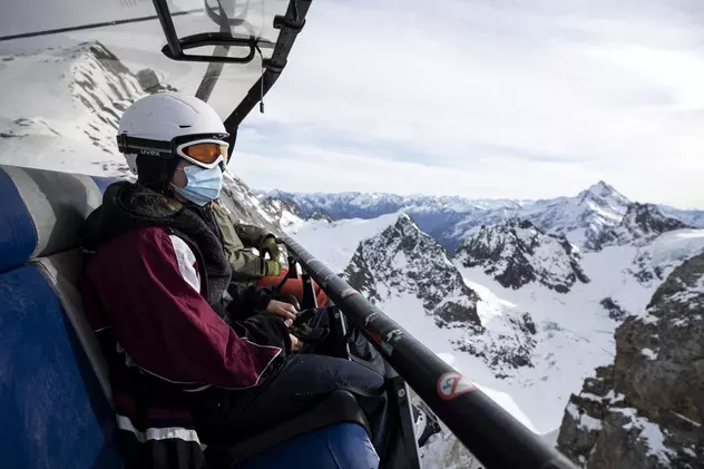 Cum se schimbă vacanța la schi în pandemie: cu masca pe pârtie și mai puțini pasageri în teleferice