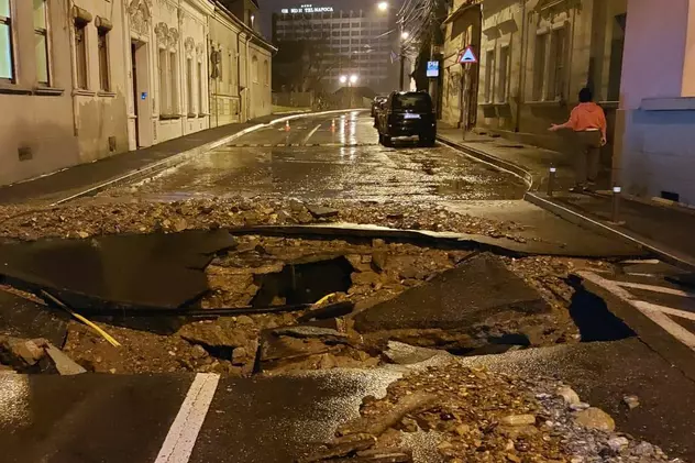 VIDEO  |  Străzi și case inundate în Cluj, după ce o țeavă s-a spart. Un crater uriaș a apărut în mijlocul asfaltului