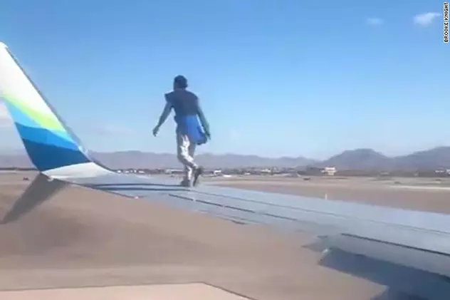VIDEO | Un bărbat teribilist s-a urcat pe aripa unui avion care se pregătea să docoleze din Las Vegas