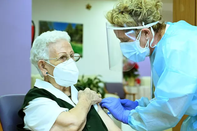 În Spania vaccinarea a început în centrul de îngrijire a vârstnicilor Los Olmos din Guadalajara. Prima doză i-a fost administrată lui Araceli Hidalgo, care la 96 de ani. Foto Profimedia